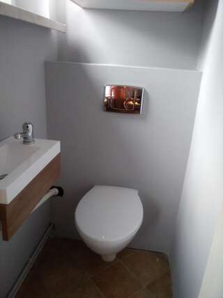 Хостелы Pokoje gościnne Villa Silesia Рыбник Трехместный номер с основными удобствами и общей ванной комнатой-1