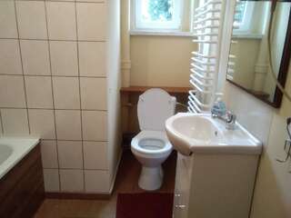 Хостелы Pokoje gościnne Villa Silesia Рыбник Трехместный номер с основными удобствами и общей ванной комнатой-10